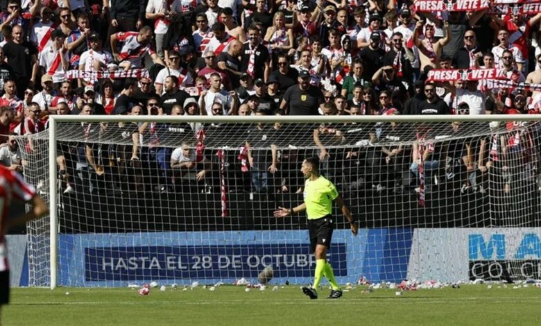 احتجاج جماهيري يوقف مباراة في الدوري الإسباني بعد تكرار رمي الطائرات الورقية