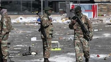 جيش جنوب أفريقيا يدعم الشرطة في مدينتين بعد تصاعد العنف.. قرار بشأن اللجوء يصعّد الاحتجاجات