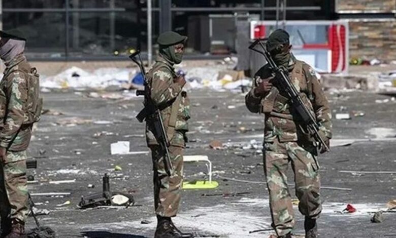 جيش جنوب أفريقيا يدعم الشرطة في مدينتين بعد تصاعد العنف.. قرار بشأن اللجوء يصعّد الاحتجاجات