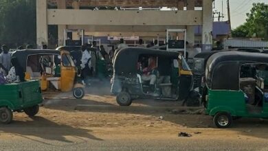 هبوط قياسي للعملة يرفع كلفة الوقود في الخرطوم ويطيل الطوابير