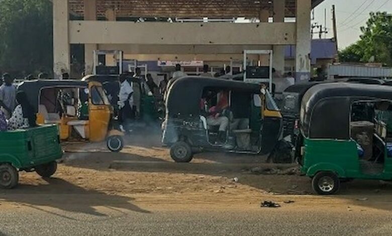 هبوط قياسي للعملة يرفع كلفة الوقود في الخرطوم ويطيل الطوابير