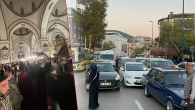 حشود صلاة الفجر في جامع أولو تحوّل شارعًا من 3 مسارات إلى مسار واحد في بورصة
