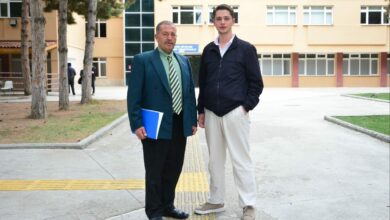 أب تركي في الـ57 يحوّل مزحة مع ابنه إلى مقعد جامعي في الجامعة نفسها