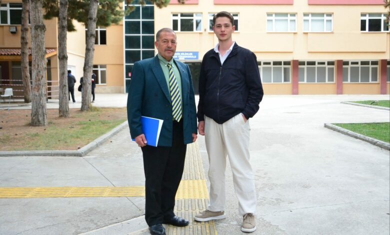 أب تركي في الـ57 يحوّل مزحة مع ابنه إلى مقعد جامعي في الجامعة نفسها