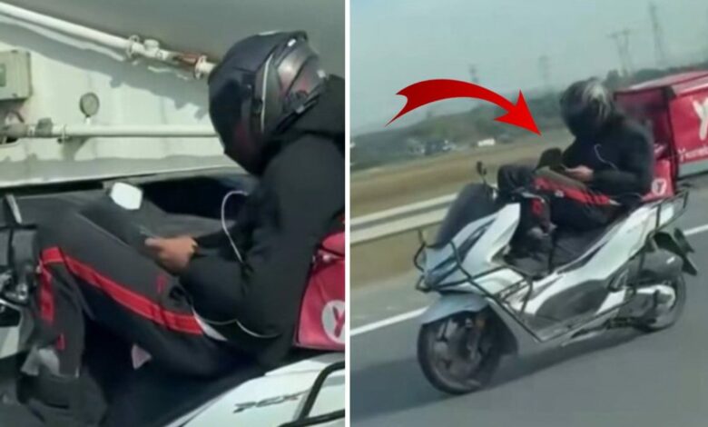 سائق توصيل يوجّه دراجته بقدميه على طريق إسطنبول السريع ويواصل استخدام هاتفه