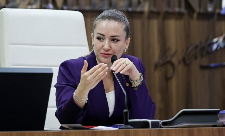 نائبة رئيس بلدية أنطاليا ترد على أنباء انتقالها إلى «العدالة والتنمية» بعد أسبوع مرهق