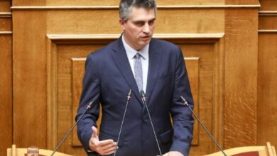 وزير يوناني يكرّم قائدًا من ثورة 1821 بلقب «آكل الأتراك».. ثم يحذف منشوره