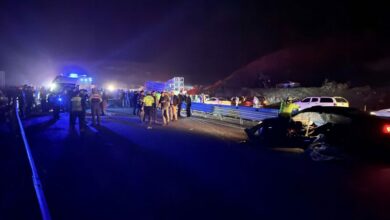 اصطدام سيارة بحاجز يودي بحياة شخصين في بينغول التركية.. هوية السائق لم تُعرف بعد