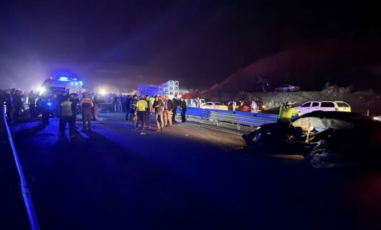 اصطدام سيارة بحاجز يودي بحياة شخصين في بينغول التركية.. هوية السائق لم تُعرف بعد