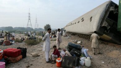 قطار متجه إلى بيشاور يخرج عن القضبان قرب ملتان.. 5 قتلى