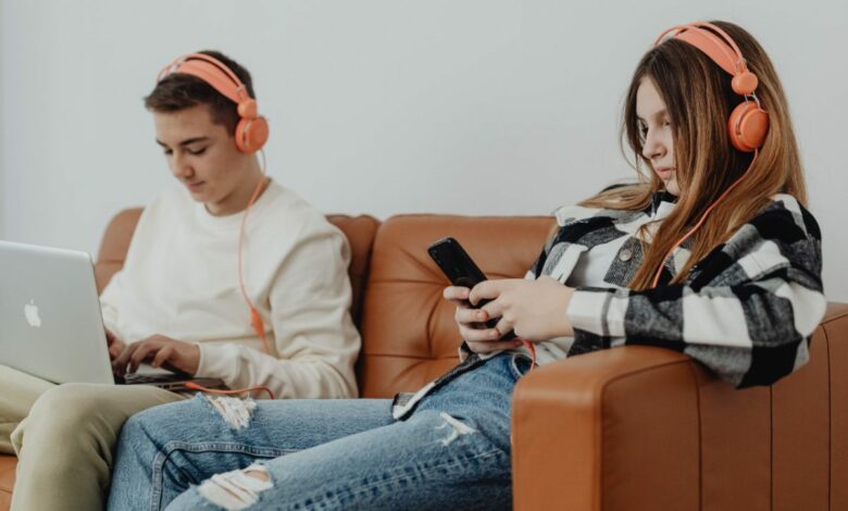 شابّة في لندن تكسب أكثر من 120 ألف جنيه سنويًا من قصّ المقاطع.. لماذا لا ينجح معظم العاملين؟
