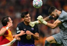 VAR يلغي هدف غلطة سراي الثاني أمام برشلونة بعد مراجعة لمسة باريش ألبير يلماز