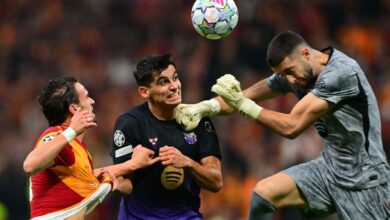 VAR يلغي هدف غلطة سراي الثاني أمام برشلونة بعد مراجعة لمسة باريش ألبير يلماز