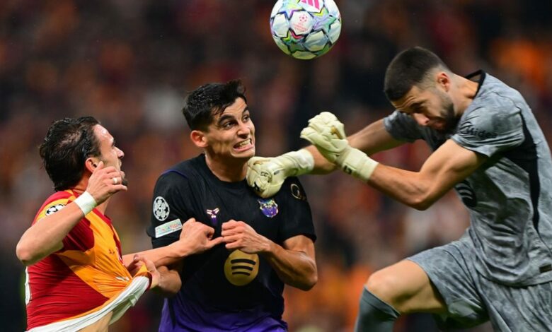VAR يلغي هدف غلطة سراي الثاني أمام برشلونة بعد مراجعة لمسة باريش ألبير يلماز