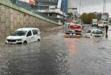 أمطار غزيرة تضرب إسطنبول التركية.. منازل ومحال تغمرها المياه ومركبات عالقة وإنقاذ شخص جرفته السيول