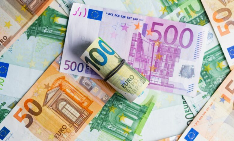 اليورو يهبط إلى أدنى مستوى منذ مايو 2025 مع اقتراب عوائد السندات الفرنسية من 5%