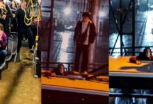 مياه الأمطار تحاصر ركاب حافلة في إسطنبول.. ومحاولات للنجاة فوق سقفها