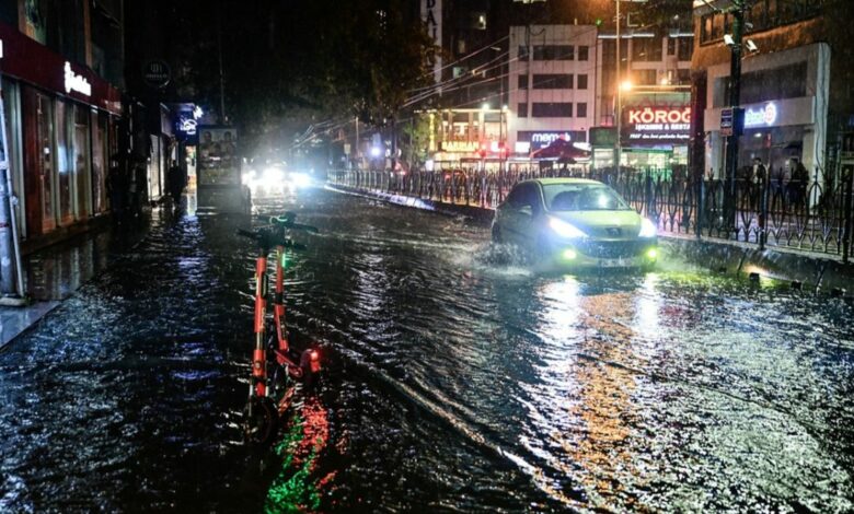 وفاة طفل بعد صعقه بالكهرباء إثر وطئه بركة مياه في حديقة بإسطنبول التركية