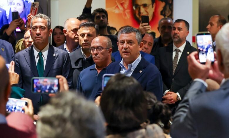 أوزغور أوزيل بعد زيارته «هالك تي في»: المستهدف خطها التحريري وحق الجمهور التركي في الأخبار