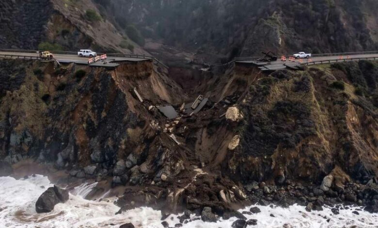 انشطر طريق Highway 1 في كاليفورنيا وسقط جزء منه في المحيط بلا زلزال