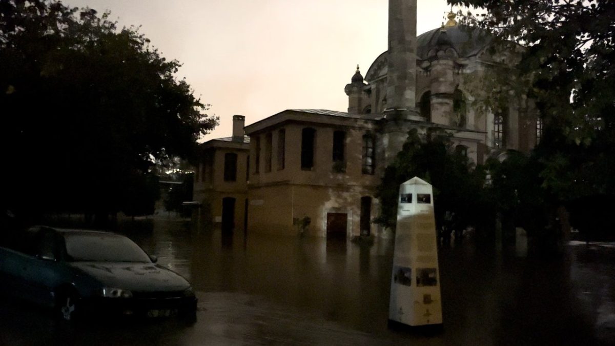 أمطار إسطنبول تتسبب في فيضان مجرى كاغيتهانه وغمر مسجد صاداباد التاريخي.. لماذا تأخر تصريف المياه؟
