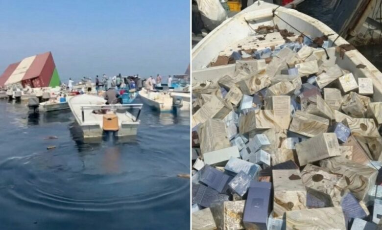 سفينتان تجاريتان تغرقان في مضيق هرمز.. قوارب تنتشل الحمولة وتبيعها عند الحطام