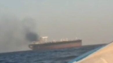 حريق في ناقلة نفط متجهة إلى مضيق هرمز.. والحرس الثوري يعرض سفينة قال إنه استهدفها