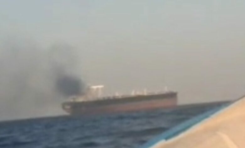 حريق في ناقلة نفط متجهة إلى مضيق هرمز.. والحرس الثوري يعرض سفينة قال إنه استهدفها