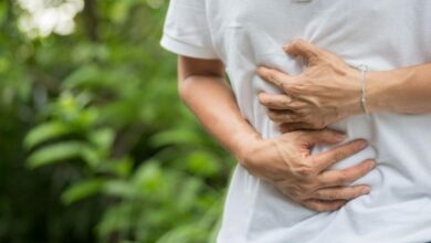 خدر لسانها بعد لقمة من الكاري.. مبيد حلزون سام يقود التحقيق إلى زميلتها
