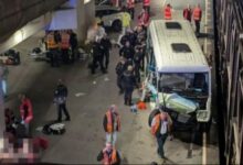 حافلة تقل سائقي شاحنات تصطدم بقطار نقل السيارات في نفق المانش.. 19 مصابًا وتوقف الرحلات 90 دقيقة