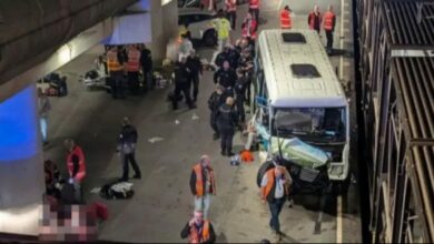 حافلة تقل سائقي شاحنات تصطدم بقطار نقل السيارات في نفق المانش.. 19 مصابًا وتوقف الرحلات 90 دقيقة