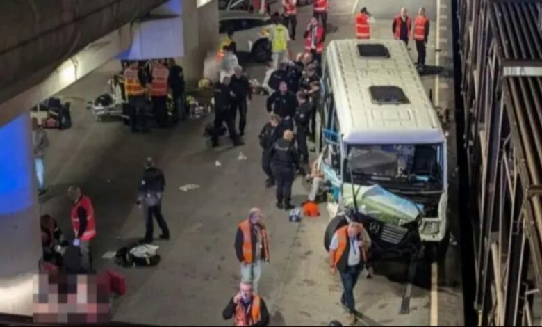 حافلة تقل سائقي شاحنات تصطدم بقطار نقل السيارات في نفق المانش.. 19 مصابًا وتوقف الرحلات 90 دقيقة