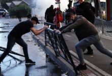 احتجاجات ألبانيا تتسع إلى 7 مدن وتشعل حريقًا في طابق بوزارة التعليم