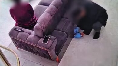 بقرار تفتيش مزيف.. منتحل صفة شرطي يسرق مالًا من منزل في أنطاليا وتكشفه 268 ساعة من الكاميرات