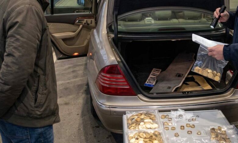 تفتيش روتيني يكشف ذهبًا مخبأً تحت بطانة سيارة قادمة من تركيا.. ومصادرتها بـ100 ألف يورو