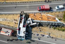 وفاة مصابة بعد 6 أيام من العلاج ترفع حصيلة قتلى حادث حافلة في مانيسا التركية إلى 12