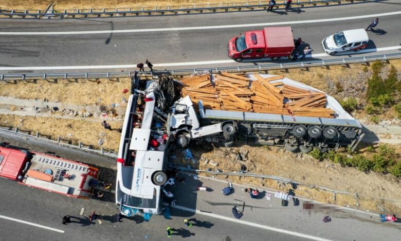 وفاة مصابة بعد 6 أيام من العلاج ترفع حصيلة قتلى حادث حافلة في مانيسا التركية إلى 12