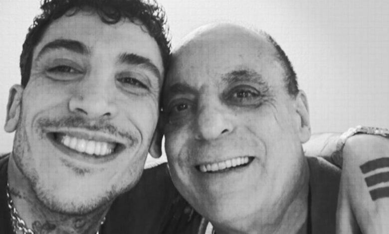 وفاة والد المغني التركي جان بونومو.. «تأخرنا في أن نصبح صديقين»