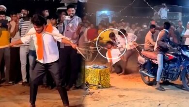 حاول إيقاف 6 دراجات بحبال حول عنقه.. فسقط فاقدًا الوعي في عرض بالهند