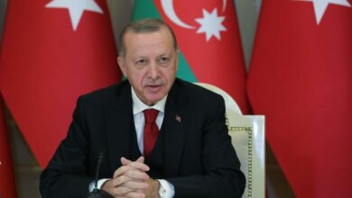 أردوغان يهنئ أذربيجان بيوم استعادة الاستقلال ويصف علييف بـ«أخي»