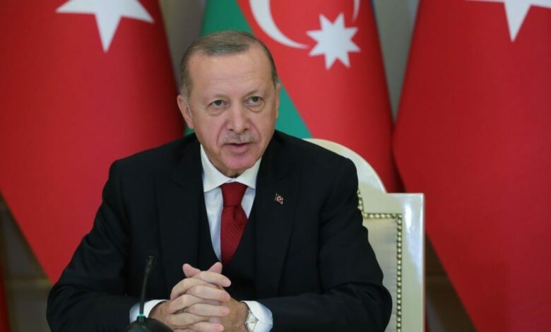 أردوغان يهنئ أذربيجان بيوم استعادة الاستقلال ويصف علييف بـ«أخي»