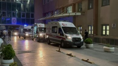 امرأة تركية تفقد توازنها أثناء نفض سجادة وتسقط من الطابق الثامن في باتمان