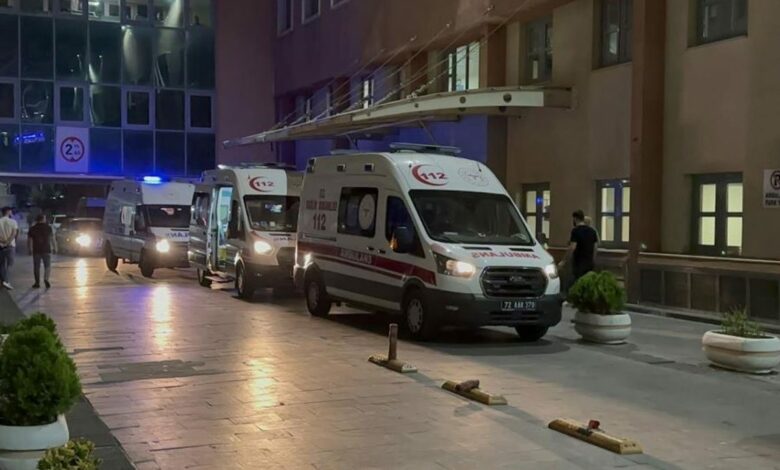 امرأة تركية تفقد توازنها أثناء نفض سجادة وتسقط من الطابق الثامن في باتمان