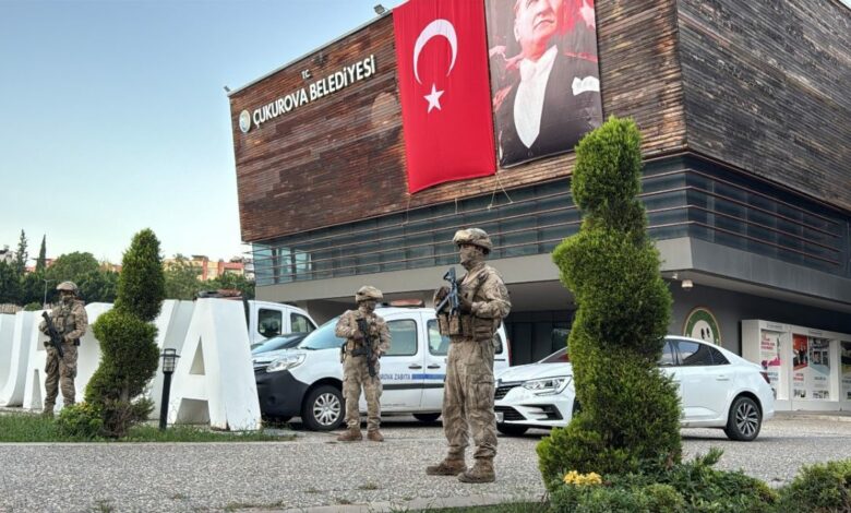 الدرك يفتش مقر بلدية تشوكوروفا في أضنة.. وأوامر توقيف تطال عددًا من الأشخاص
