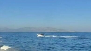 قارب ينقلب أثناء تدخل خفر السواحل اليوناني.. 12 قتيلًا بينهم رضيع