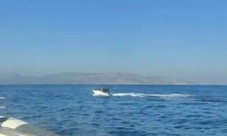 قارب ينقلب أثناء تدخل خفر السواحل اليوناني.. 12 قتيلًا بينهم رضيع