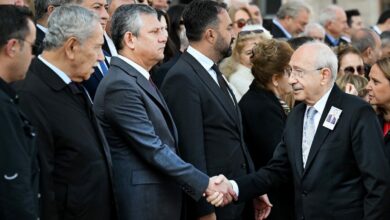 مصافحة أوزغور أوزيل وكمال كليتشدار أوغلو تخطف الأنظار في تأبين نائب تركي سابق