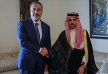هجمات الحوثيين تقود اتصالًا بين وزيري خارجية تركيا والسعودية.. ماذا ناقشا؟