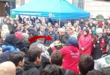 بعد 11 يومًا من وفاتها تحت أنقاض مبنى في إسطنبول.. أمّ تودّع ابنتها على سرير نقال