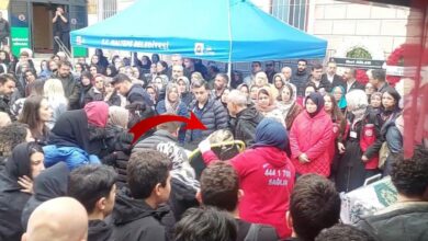 بعد 11 يومًا من وفاتها تحت أنقاض مبنى في إسطنبول.. أمّ تودّع ابنتها على سرير نقال